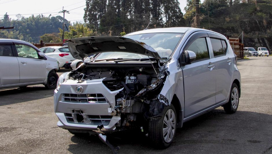 フロントが壊れている事故車